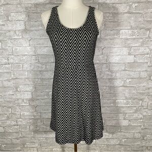 Womens sleeveless dress geometric print size medium‎ knee length